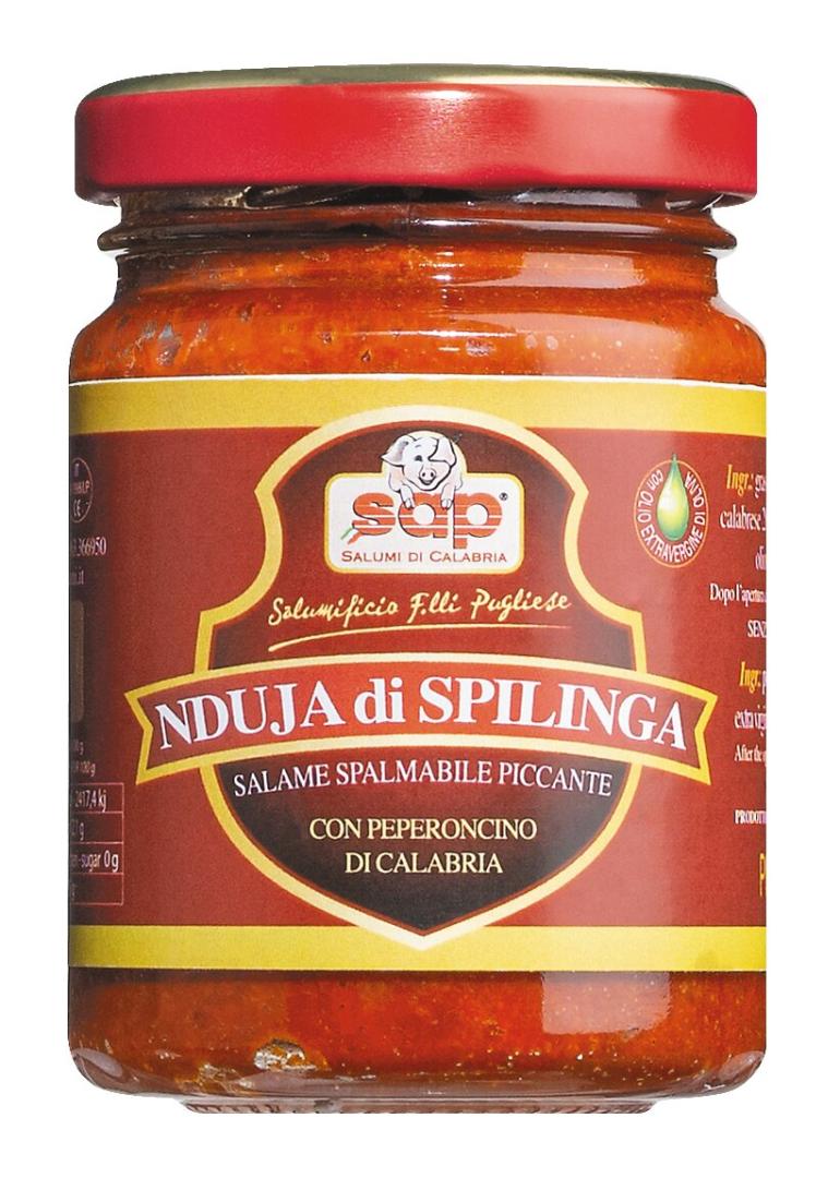 Nduja – streichfähige, pikante Salami aus Kalabrien, serviert auf Brot mit Chili und Kräutern