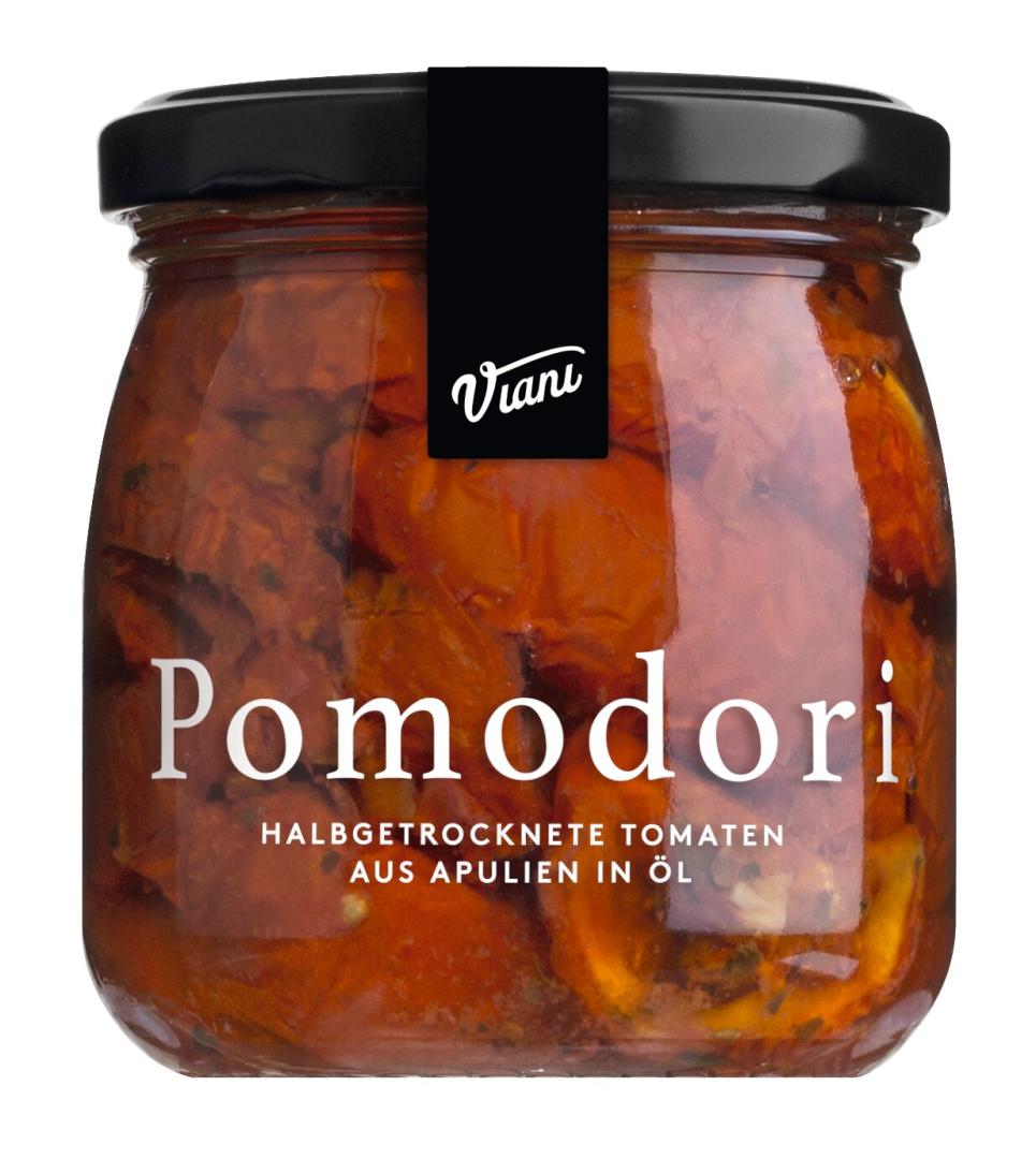 Halbgetrocknete Tomaten in Olivenöl mit Kräutern – italienische Antipasti-Spezialität aus Apulien