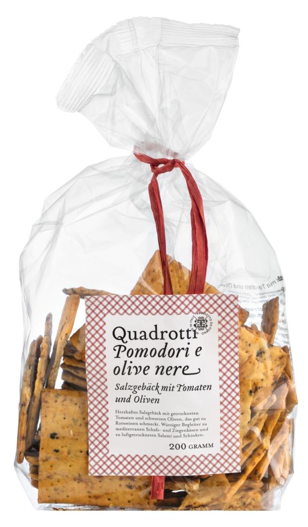Knusprige Salzgebäck-Quadrate mit getrockneten Tomaten und schwarzen Oliven – goldbraun gebacken, mediterraner Snack