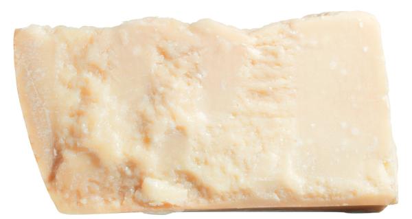 Parmigiano Reggiano DOP – 18 Monate gereifter italienischer Hartkäse, strohgelb und leicht körnig, in Stücken serviert